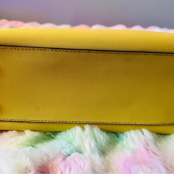 Gorgeous MK Purse Set - Picture 8 of 15